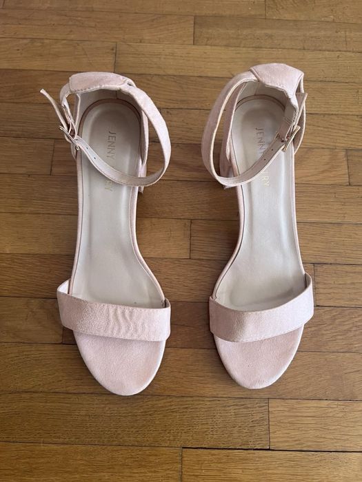 Велурени сандали на среден ток