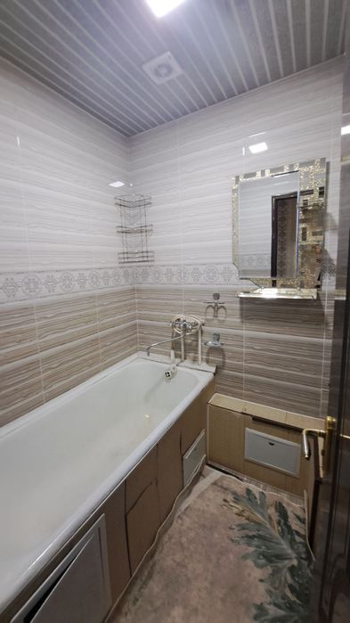 Чирчик шахар 
10-микрораён 25-мактаб ёнида 
#2-хона 3-этаж 
Квартир