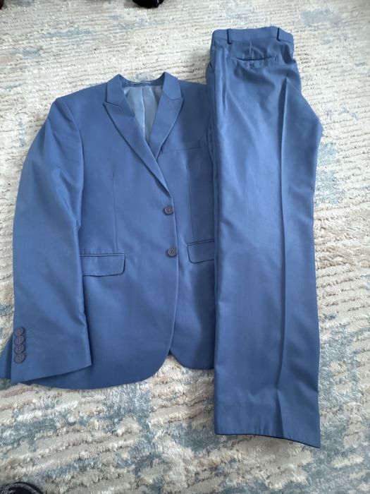 Голубой мужской костюм