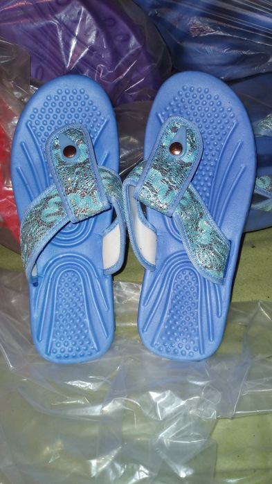 2 perechi papuci / flip-flop / slapi noi la alegere: mov, rosu, verde, roz sau albastru deschis alegeti marimea si culoarea fiecarei perechi