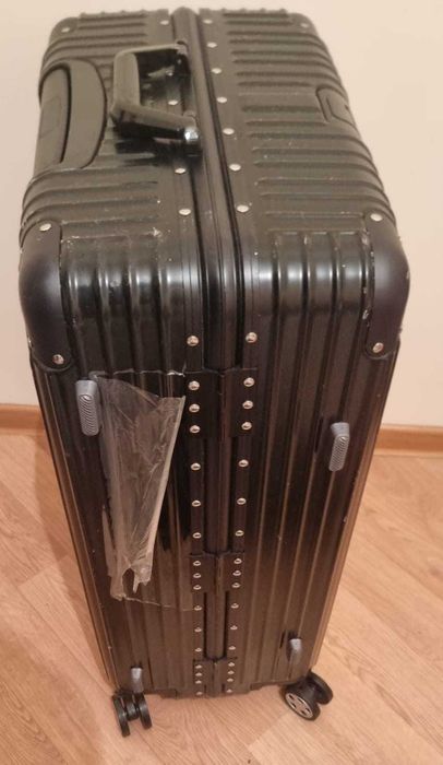Продаётся чемодан дорожный