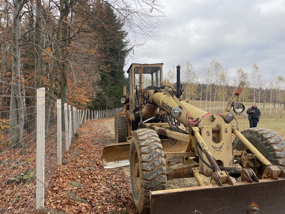 Inchiriez autogreder execut drumuri forestiere pietruite si cilindrat