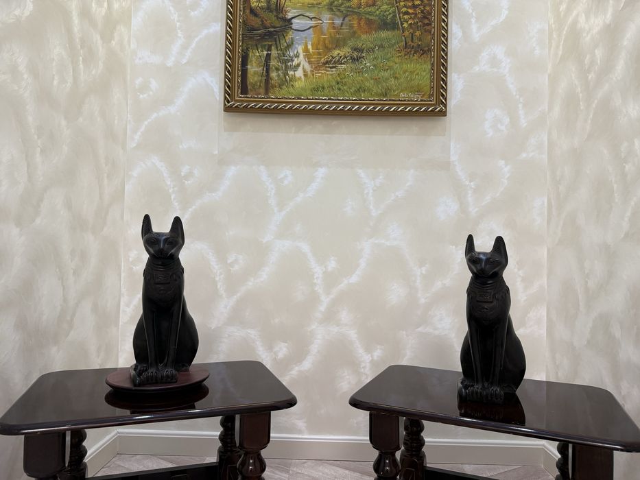 Статуи кошек черного цвета