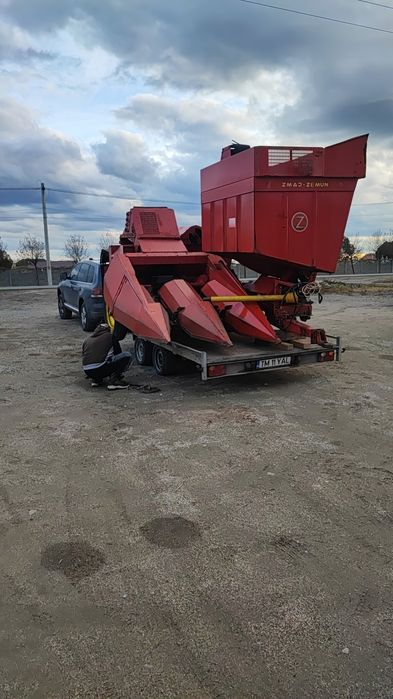 Bandă și mașinărie de cules porumb