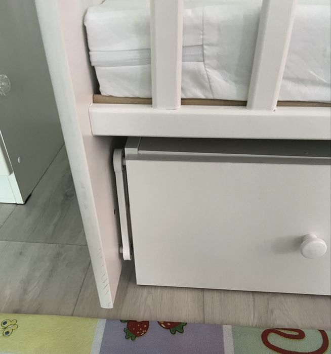 Продам детскую кровать с маятником