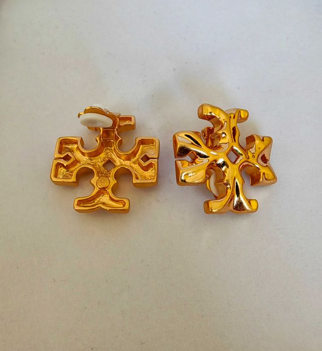 Големи тежки обеци на Tory Burch със закопчаване клипс