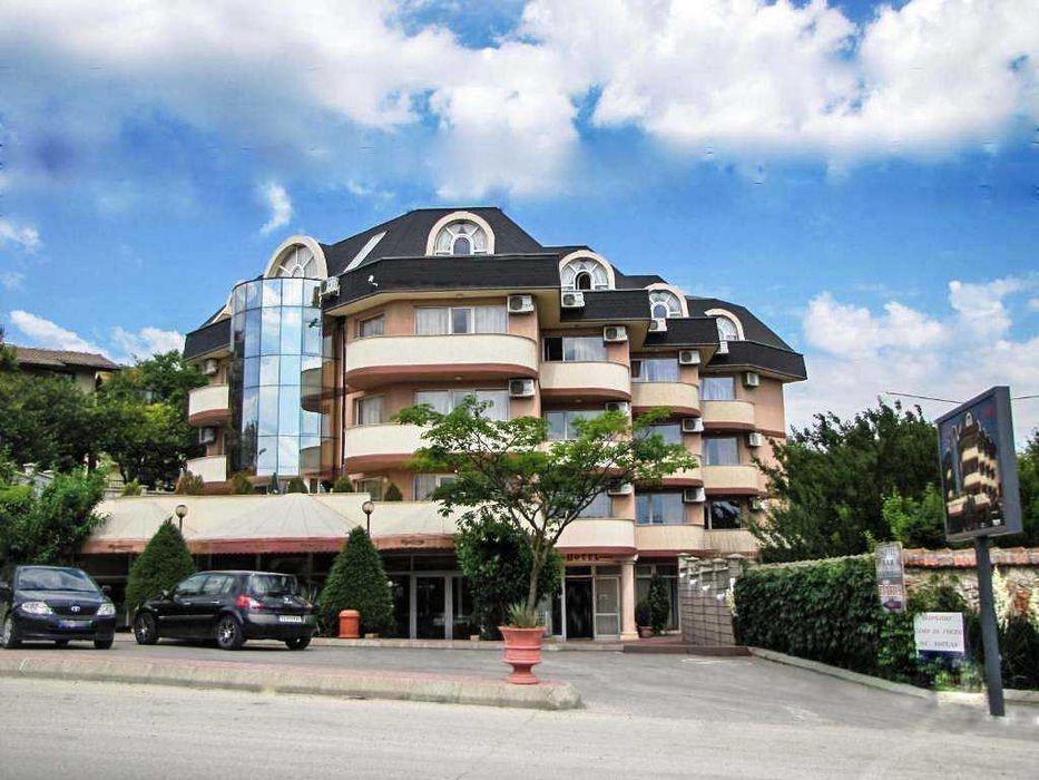 Продава се Хотел в Балчик - 2000 кв.м за 230 €/кв.м - Снимка #2