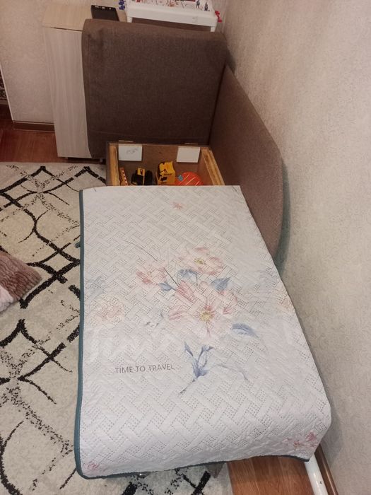 Продав Диван, Кровать