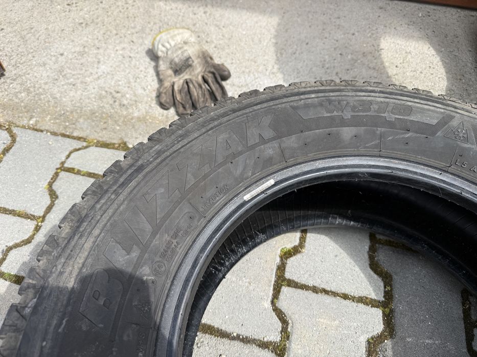 2бр. ТОВАРНИ Зимни Гуми 235/65R/16C -BRIDGESTONE- DOT:1917, 5.2мм. *50€ за 2бр.*