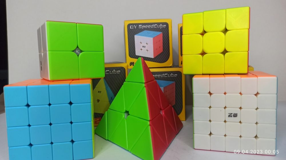 Кубики рубики в наборе