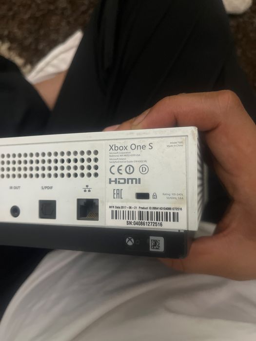 X Box One S. 2 джостик ремонт требуется