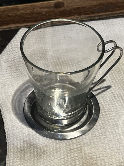 Стъклени чаши с метални дръжки