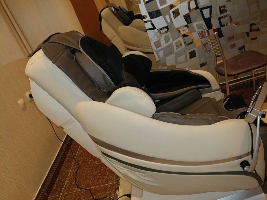 Перетяжка и реставрация массажного кресла