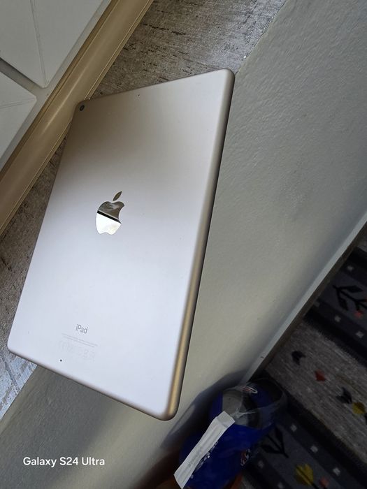 Ipad gen 5 A1822 32 gb gold