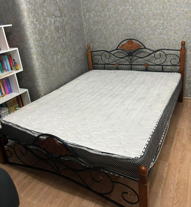 Продам двухспальную кровать с матрасом