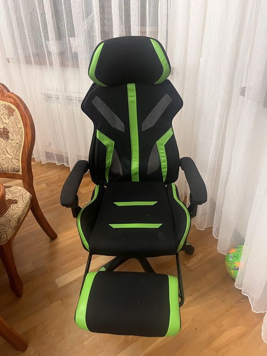 Игровое компьютерное кресло с подставкой для ног