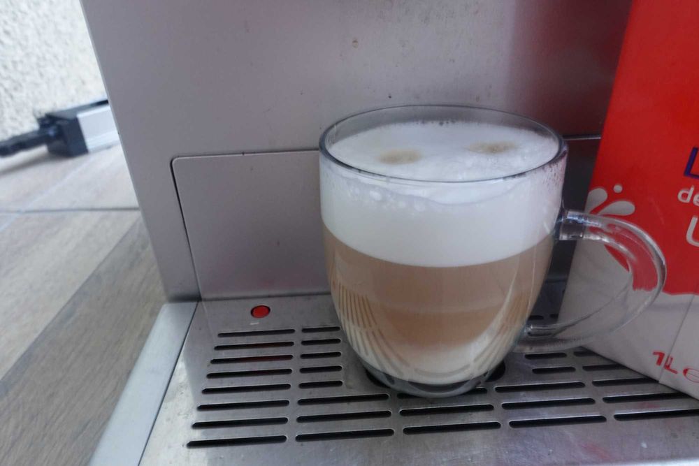Melitta Caffeo CI cu functia cappuccino stil italian si latte macchiato