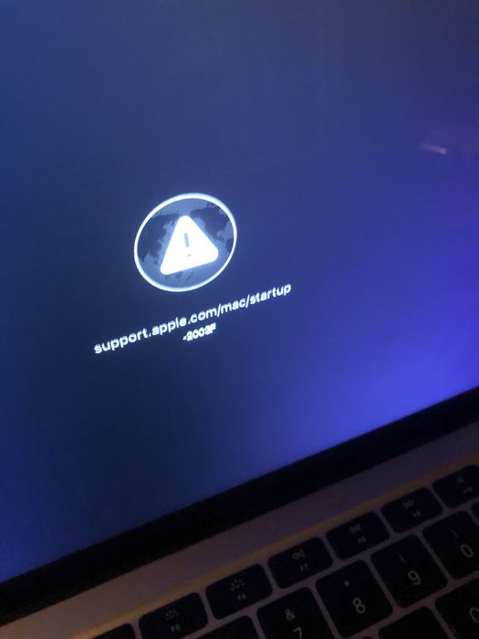 Страхотен  MACBOOK