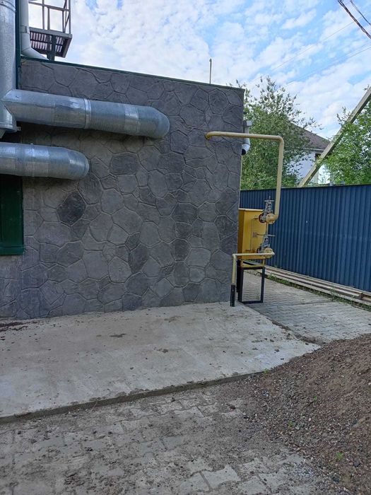 Отделка фундамента под дикий камень