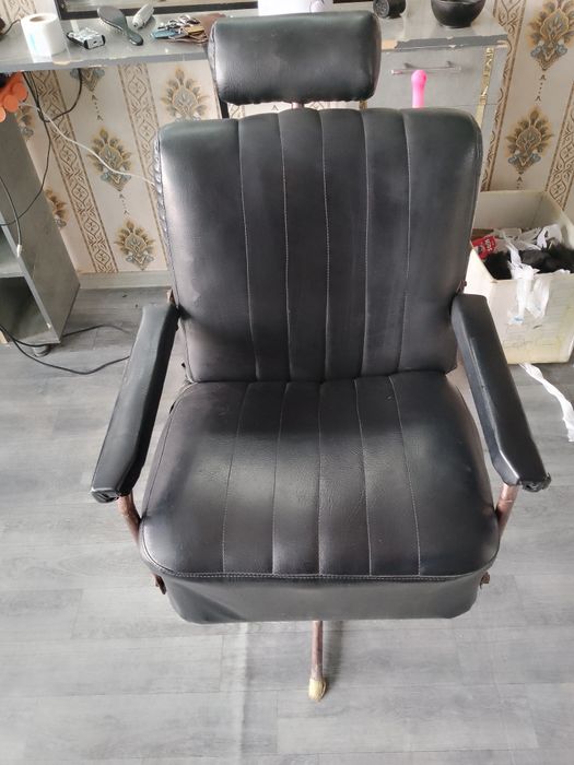 Kreslo salon mebeli sotiladi srochno 250ming