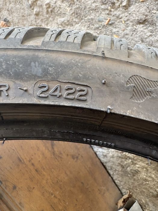Firestone winterhawk4 235/35/19dot 2422