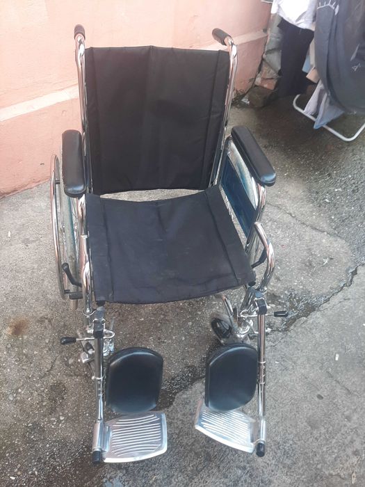 Vand scaun  cu rotile pt persoane invalide