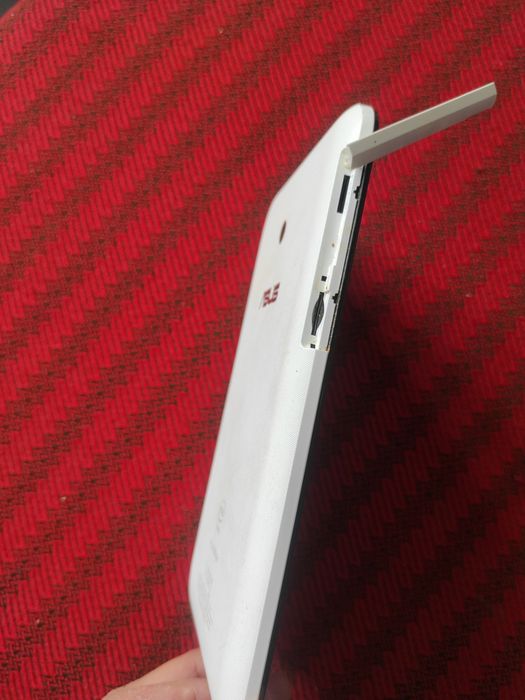 Tabletă ASUS cu slot micro SD Card și slot SIM