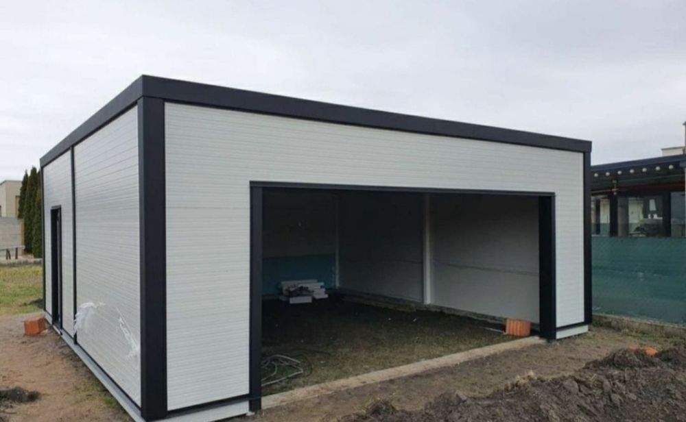 Garaj metalic modern, izolat cu panouri sandwich, potrivit pentru depo