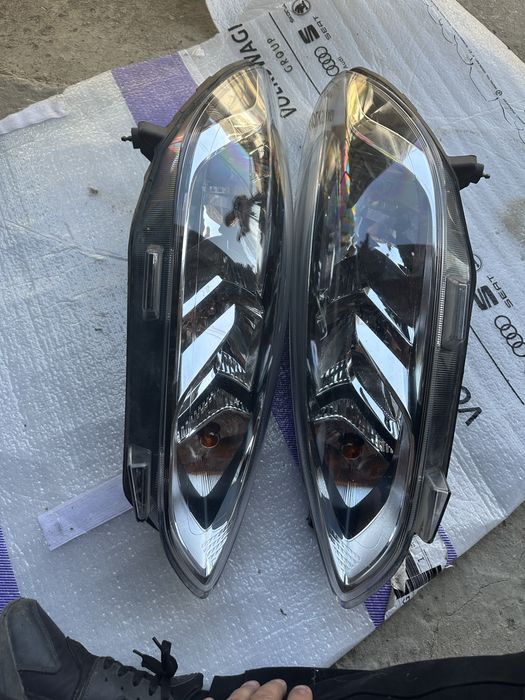 Faruri stanga dreapta ford fiesta.h1bb-13w030-ae.h1bb-13w029-ae.