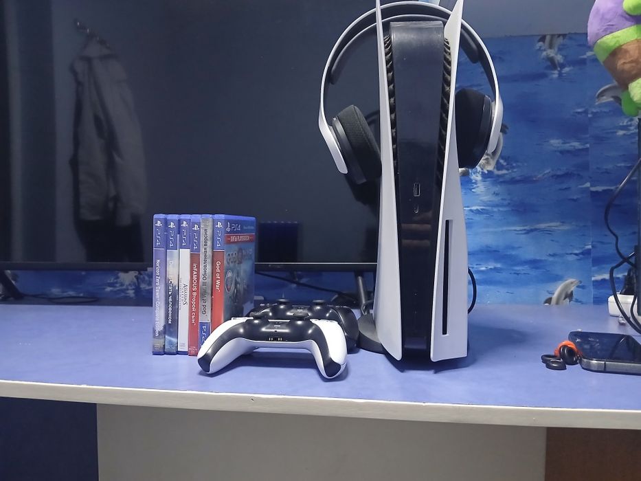 продам пс5 с наушниками пульс 3д 2 джостика и игры