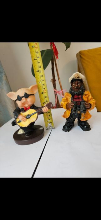 Figurine pirat și porc