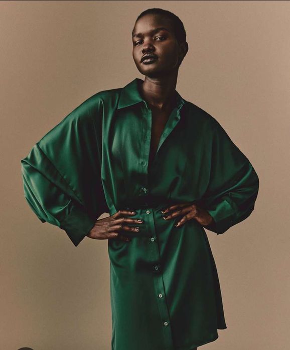 Зелена сатенена рокля