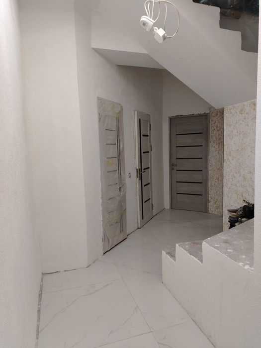 1 комната с балконом со всеми удобствами..
Ко