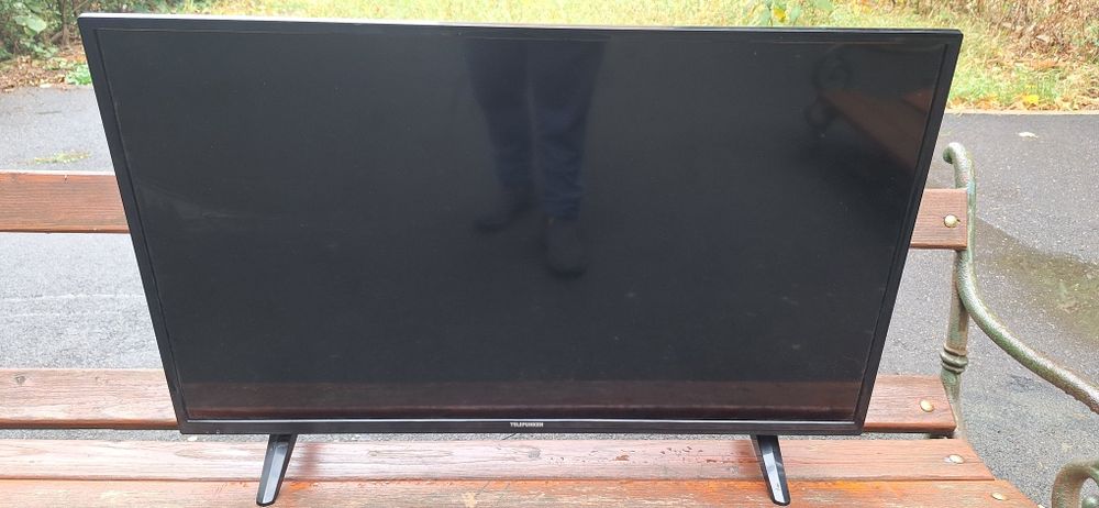 Televizor LED Telefunken.