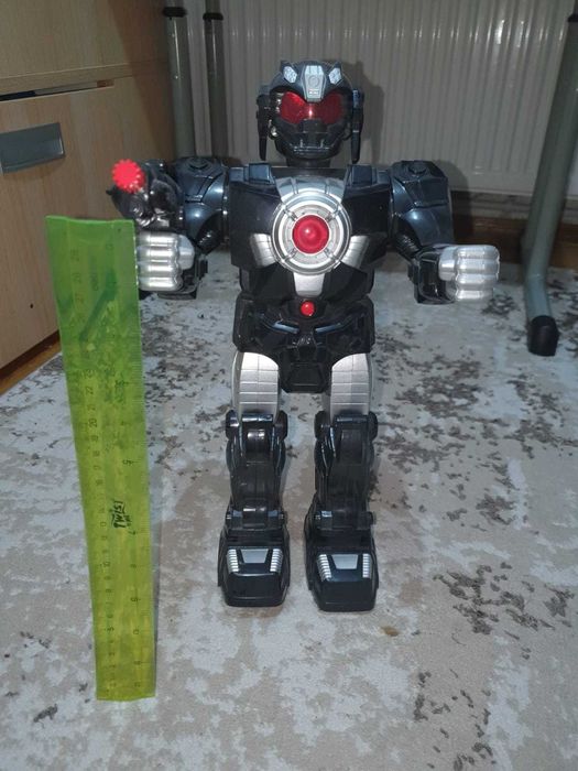 Robot mare aproximativ 40 cm, cu baterii