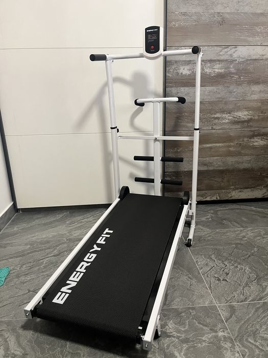 Aceasta este o bandă de mers mecanică Energy Fit Start 100, concepută pentru uz casnic.