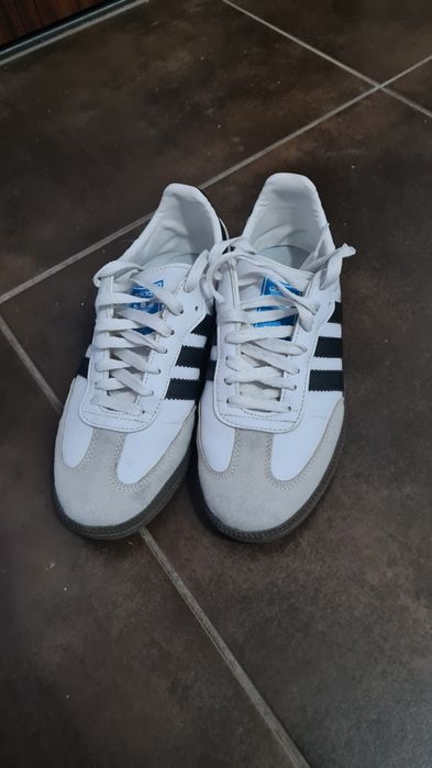 Vand adidasi nike si adidas