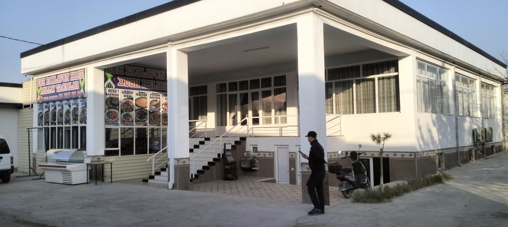 Уч пахлавон кафе.