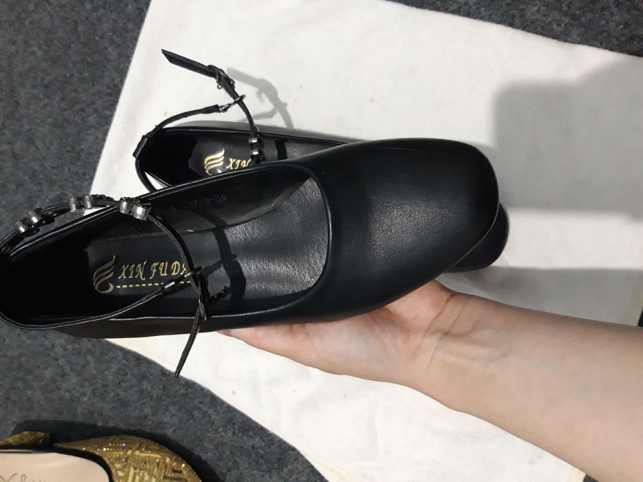 Qizlar uchun Tufli, bezaksiz qora tufli