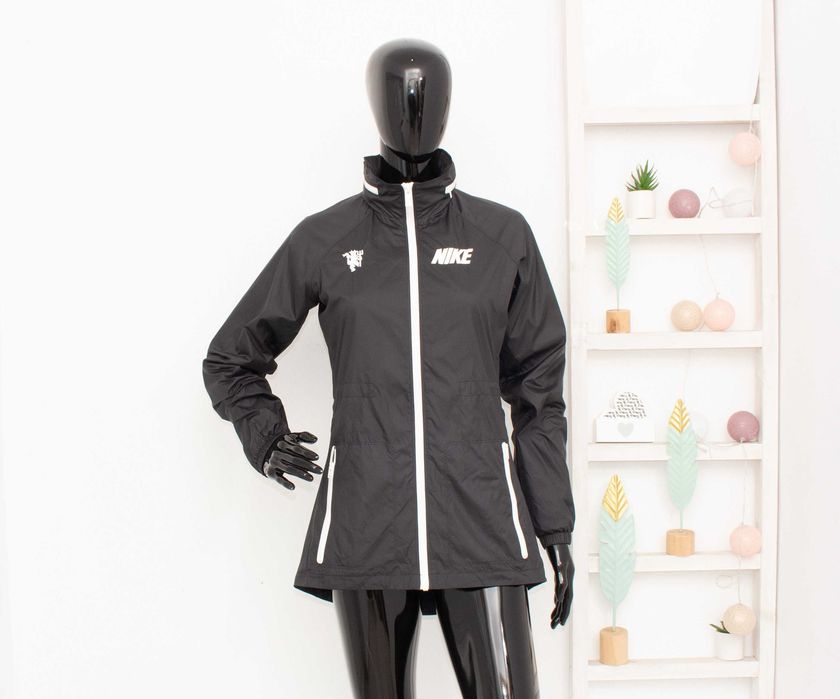 Nike оригинално дамско яке черно ветровка с качулка вталено S