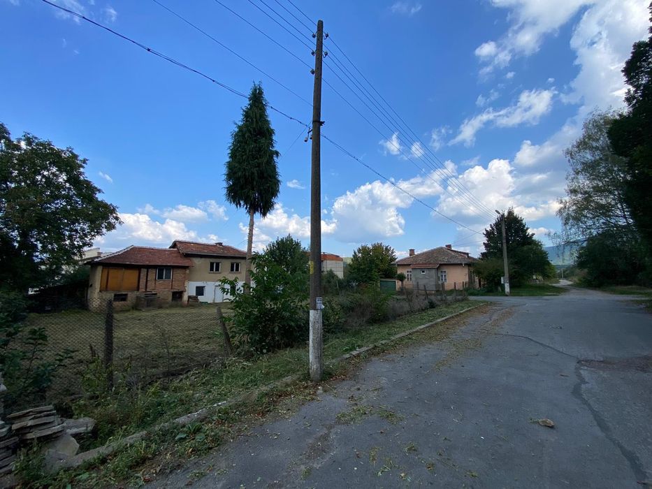 Продавам двуетажна къща