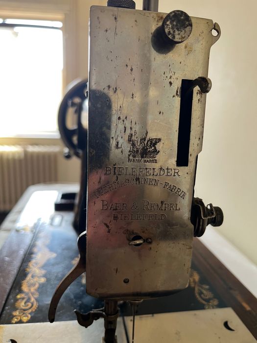 Mașină de cusut manuală TEUTONIA.