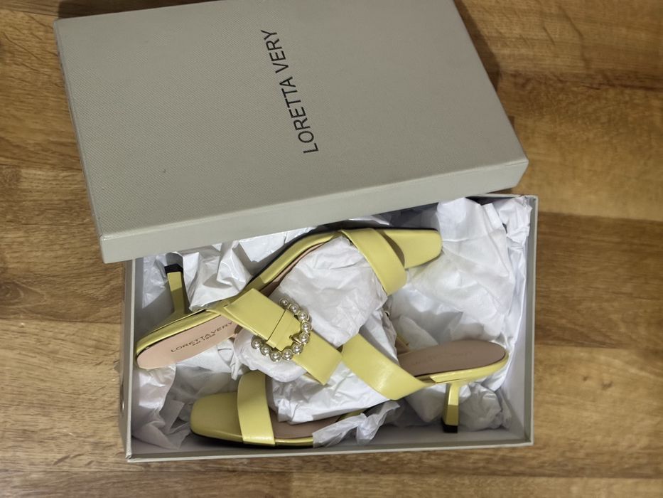 Продам босоножки новые