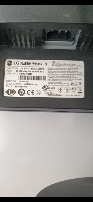 monitor LG cu cablu de alimentare și cablu D-Sub.