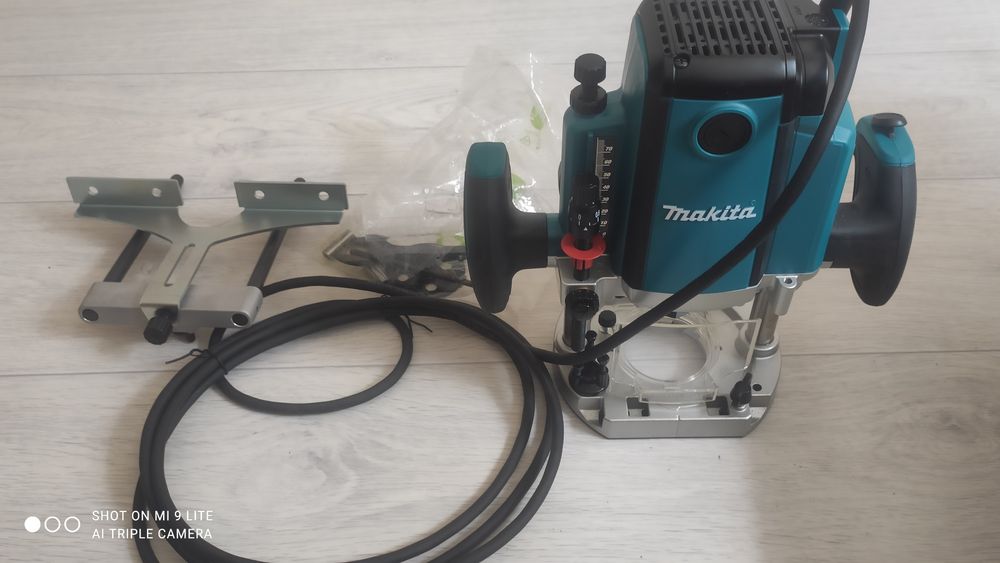 Фрезер Makita RP1802F