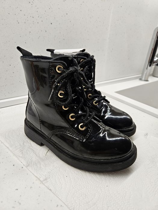 Детски боти с връзки отпред на H&M