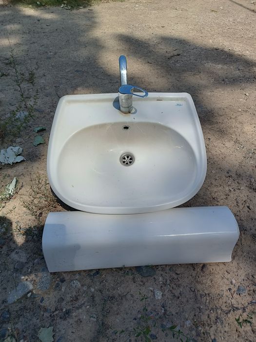 Продам раковину с ножкой