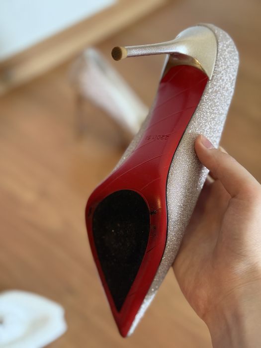 Бежевые туфли с красной подошвой