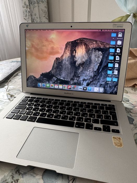 Продам Macbook 2017года, работает отлично