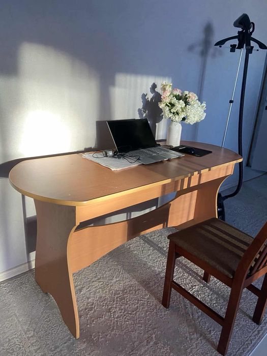 Продается прочный стол